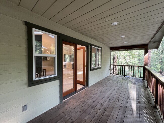 Foto del edificio - 2,280 Square Foot modern Three bedroom two bath multi  level home, large yard, decks, cathedral c...