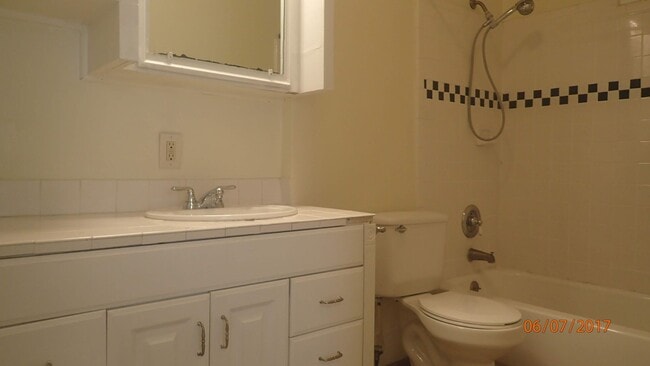 Building Photo - 1 Bed, 1 Bath duplex in Junius Heights