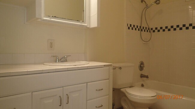 Foto del edificio - 1 Bed, 1 Bath duplex in Junius Heights