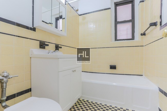 Building Photo - Newly Renovated Jumbo 1 Bedroom Apartment