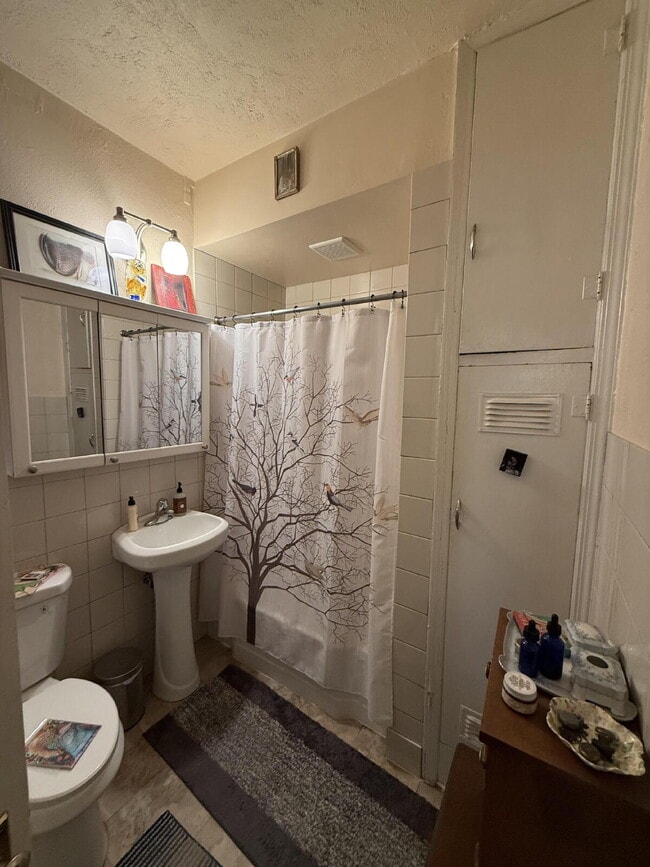 Foto del edificio - Private Second Floor one bedroom flat in Historic Lowry Hill - Walking distance to transit and la...