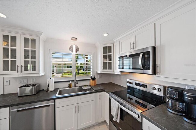 Building Photo - 706 Spanish Dr S