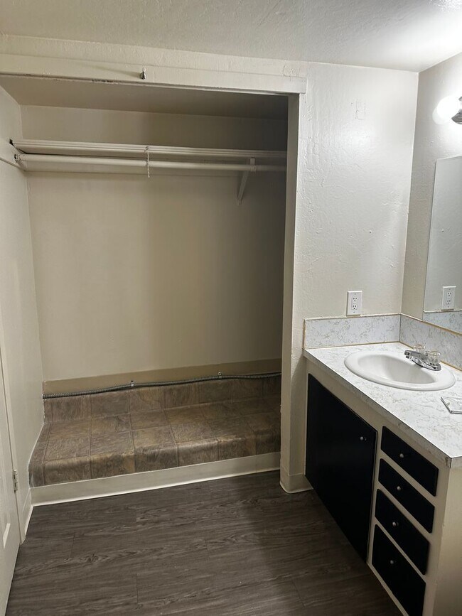 Foto del edificio - LARGE 1 BED 1 BATH UNIT WITH PRIVATE PATIO