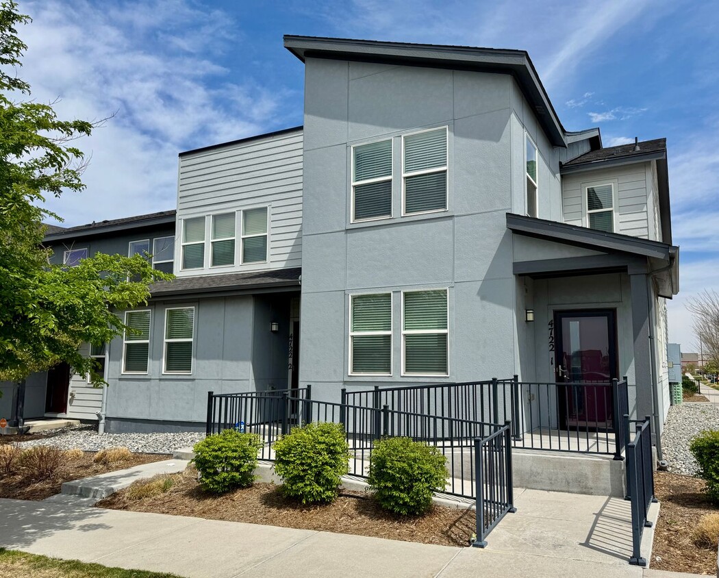 Primary Photo - Modern Corner Unit Near Airport