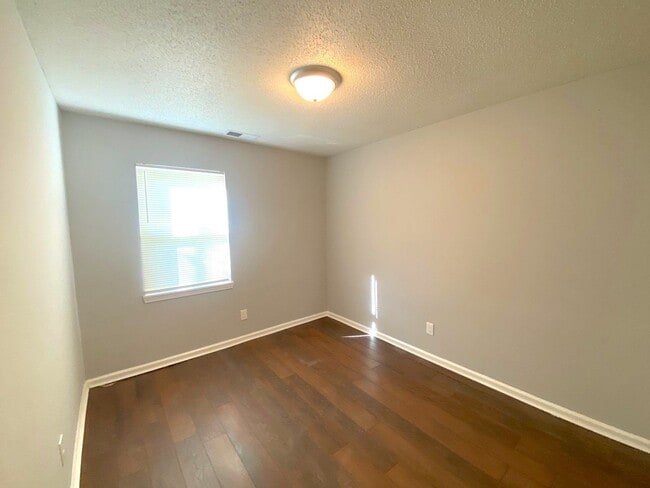 Foto del edificio - 896 Leacrest Ave