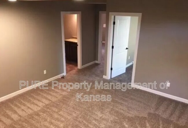 Building Photo - 4425 SE Gemstone Ln