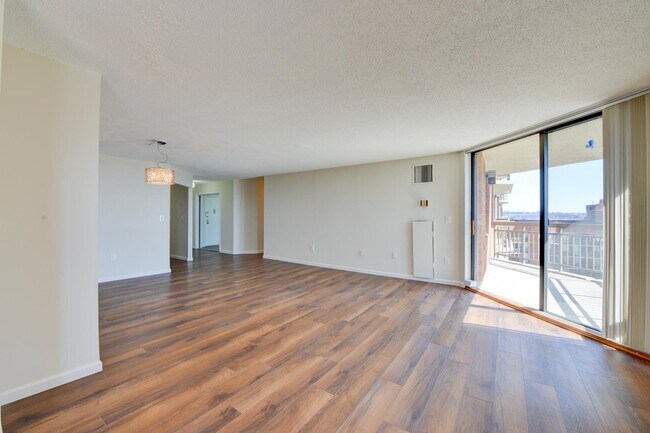 Building Photo - 1332 Harmon Cove Tower