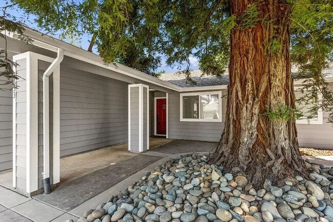 Building Photo - Adorable 3 Bedroom Home!