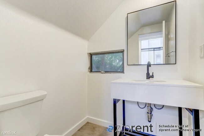 Building Photo - 3 br, 3.5 bath Townhome - 2624 Lincoln Ave...
