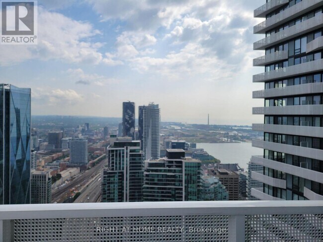 Photo du bâtiment - 100 Harbour St