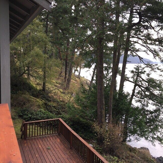 Foto del edificio - Medium-Low Bank Waterfront Home On Acreage