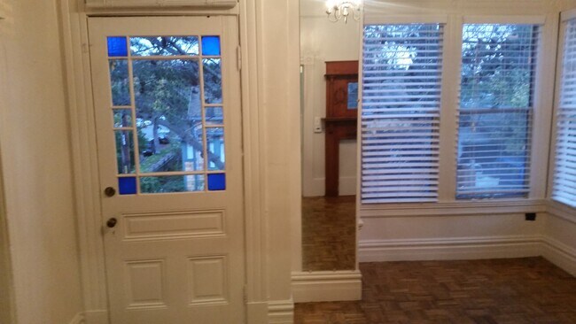 una vista de la sala de estar - 1245 Allston Way