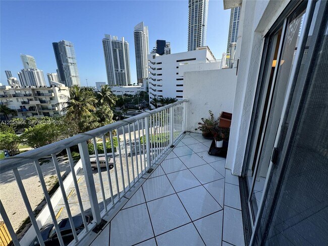 Foto del edificio - 17800 Atlantic Blvd