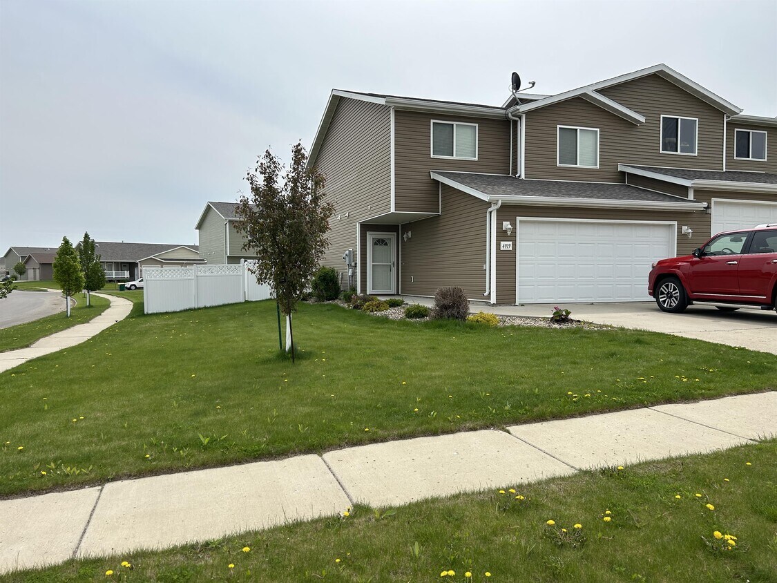 4919 Windsor St, Bismarck, ND 58503 Townhome Rentals in Bismarck ND