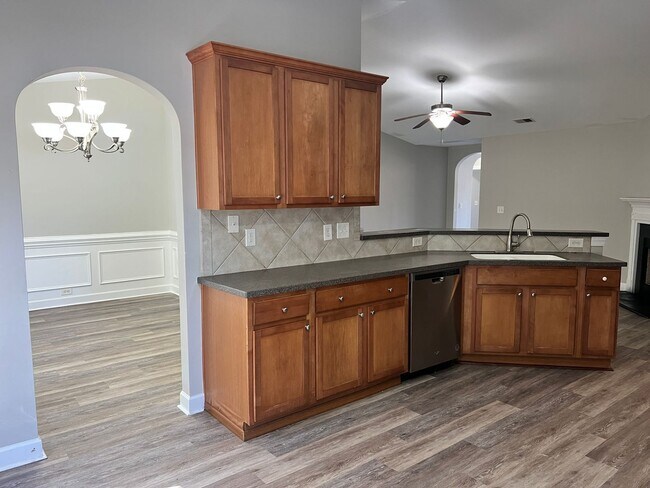 Foto del edificio - GREAT 4-BEDROOM HOME / ST JAMES SCHOOL DIS...