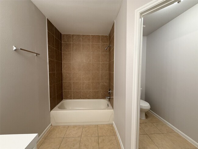 Foto del edificio - 6407 Waldron Dr