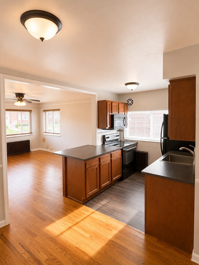 Building Photo - 637 Maple Dr