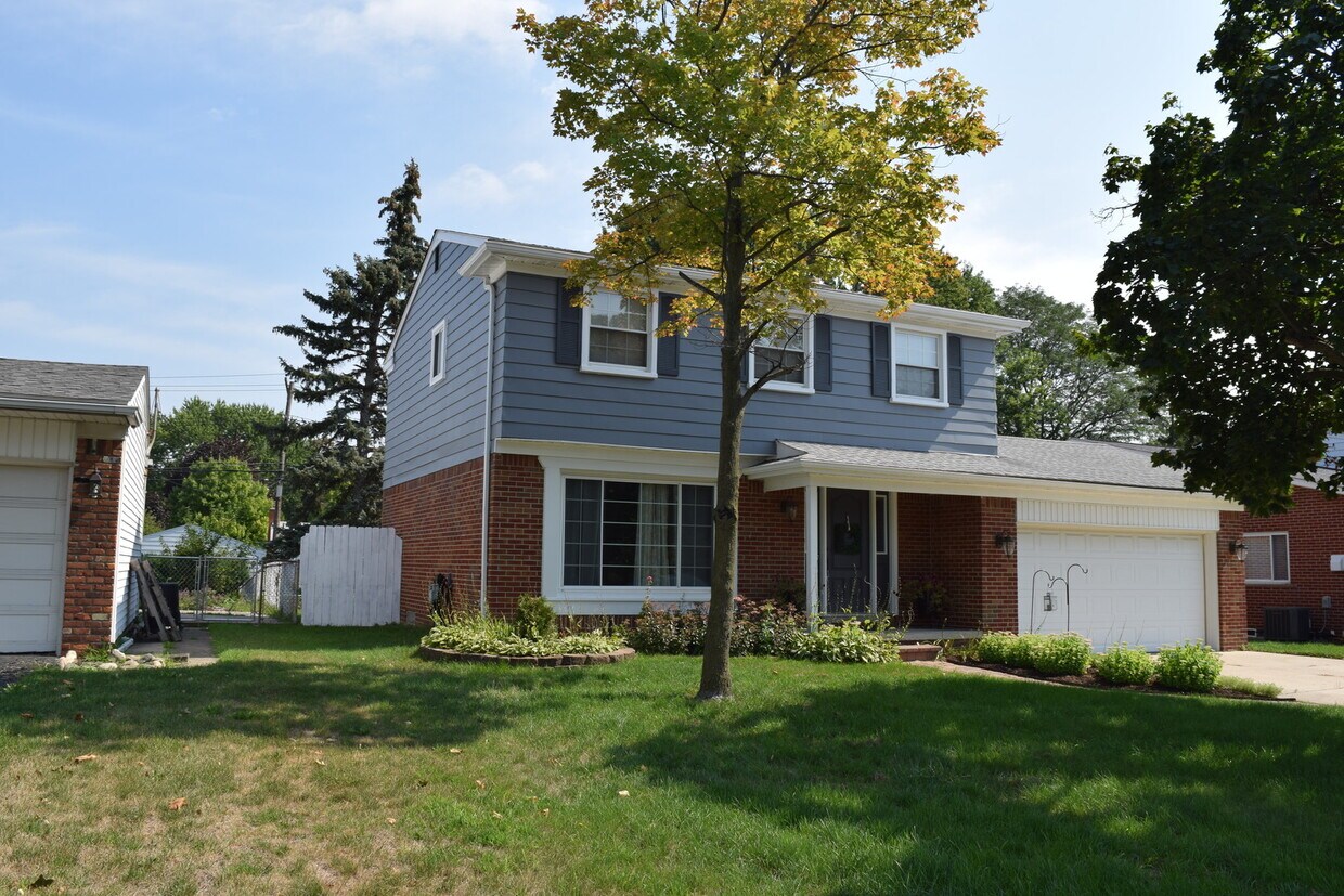 Primary Photo - BEAUTIFULLY RENOVATED AND SPACIOUS COLONIA...