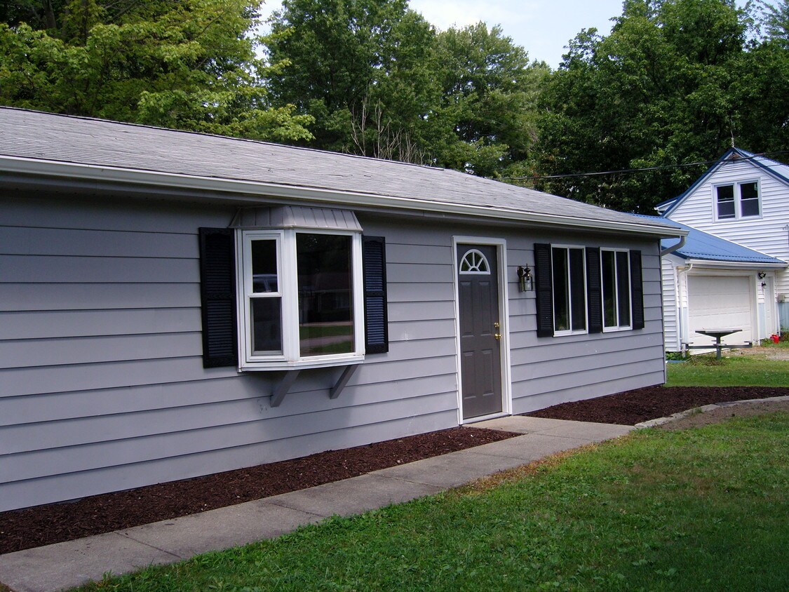 17962 Hillcrest Dr, Lake Milton, OH 44429 House for Rent in Lake