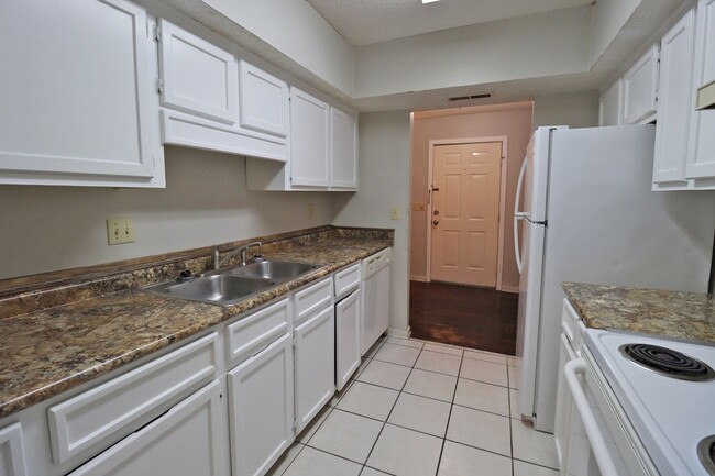 Building Photo - 1 Bedroom, 1 Bathroom Condo at Village Cre...