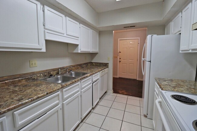 Foto del edificio - 1 Bedroom, 1 Bathroom Condo at Village Cre...