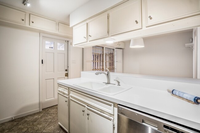 Building Photo - 4020 Roseland St