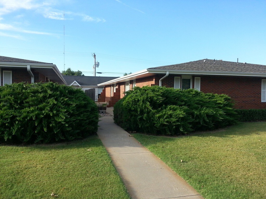 Outside - 1010 Country Club Dr