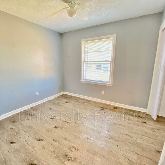 Building Photo - 1809 E 2nd St