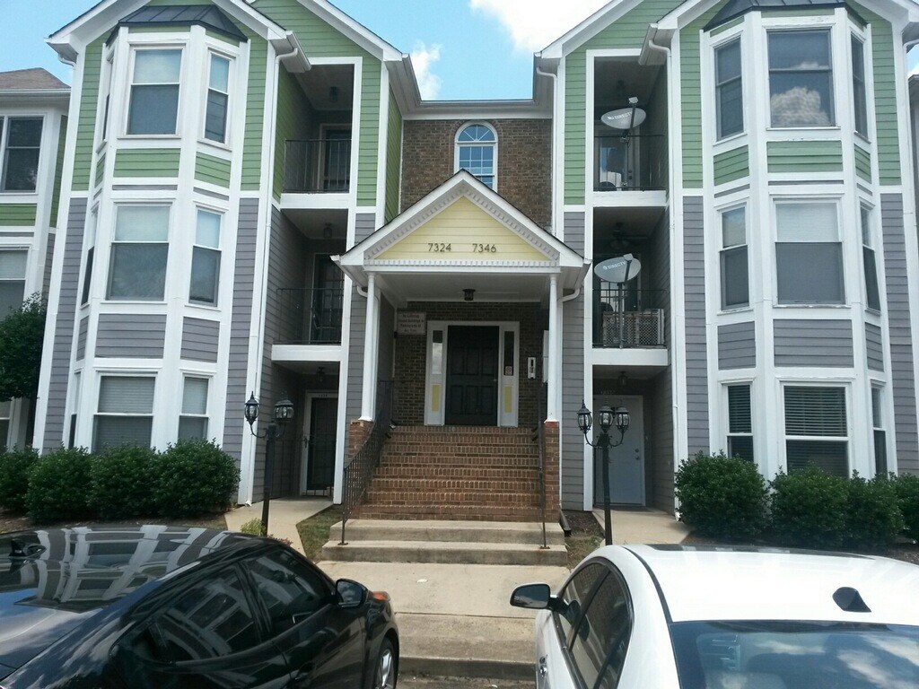 Entrada exterior del edificio para mayor seguridad - 7340 Rose Terrace Ct