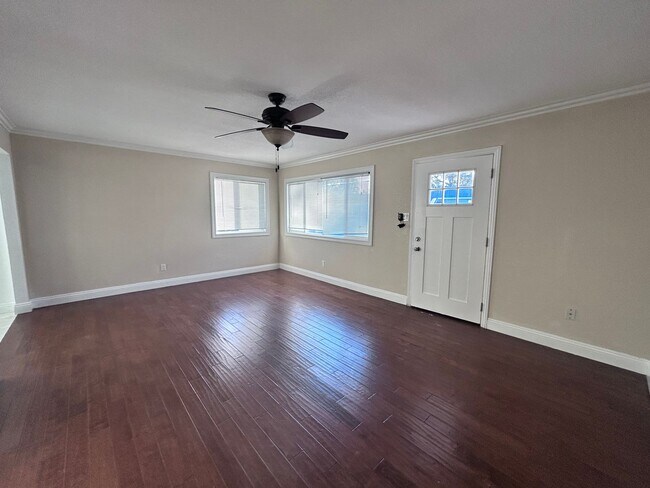 Foto del edificio - Two Bedroom One Bathroom Home with Two Car Garage