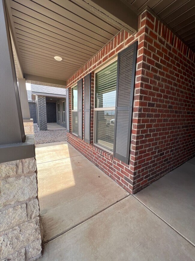 Building Photo - Gorgeous 3 Bedroom Available