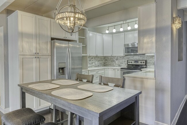 Luxurious 2 Bed, 2 Bath Condo with Stunning Views in Governor's Park! - Luxurious 2 Bed, 2 Bath Condo with Stunning Views in Governor's Park!