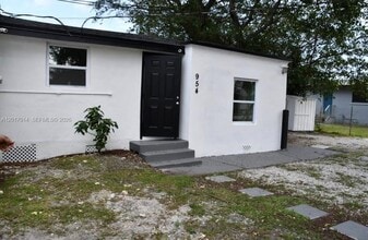 Building Photo - 954 NW 75th St