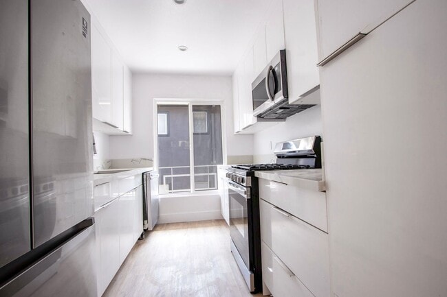 Interior Photo - 1040 S Genesee Ave