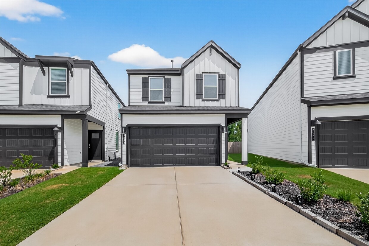 Primary Photo - 3233 Creston Gate Dr