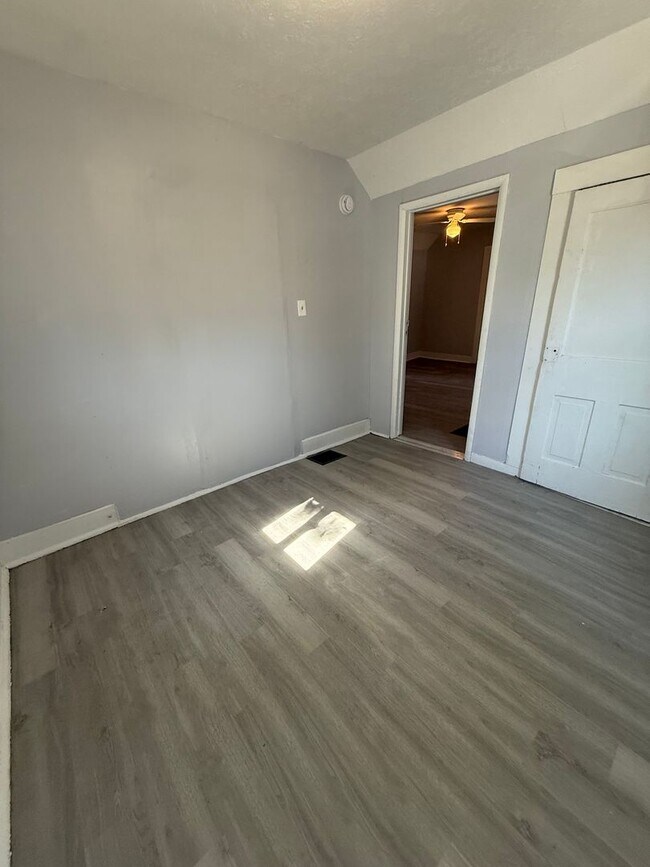 Building Photo - SECTION 8 and EDEN Accepted!! Newly Renovated 2 Br Home!