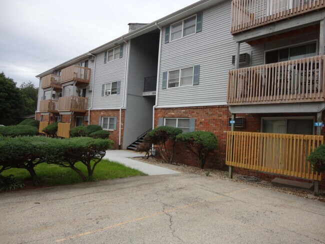 Foto del edificio - Large 1 & 2 bedroom apartments with balcony and garage