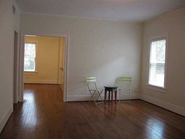 Building Photo - 1737 Albans Rd