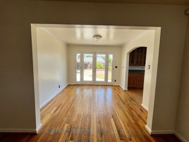 Building Photo - 2 Bed 1 Bath House Available Now in Santa ...