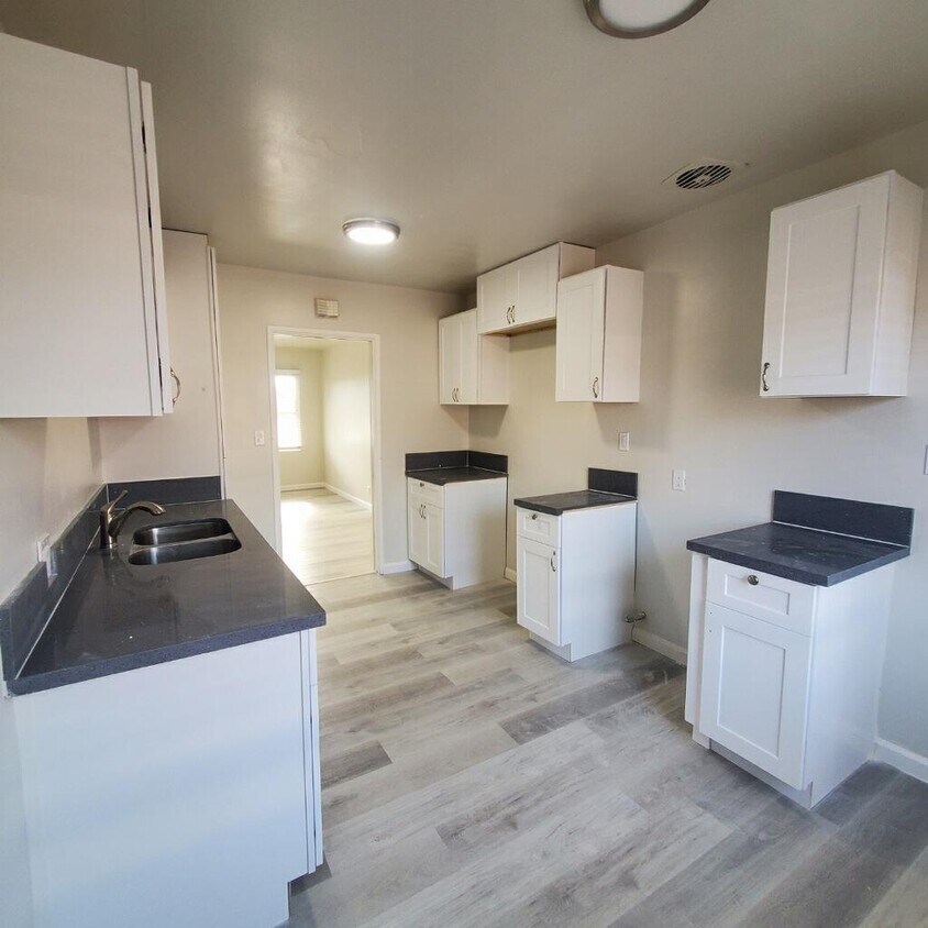 Foto principal - 1855 W 87th St