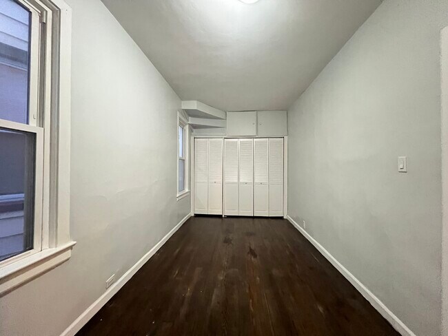 Building Photo - 30 W 44th St