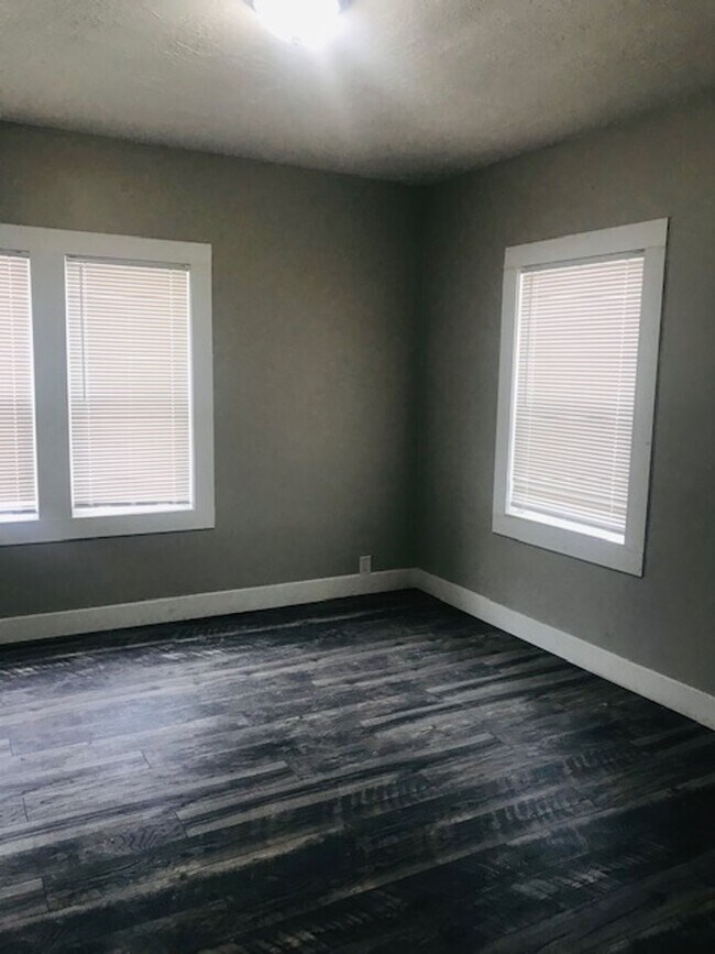 Building Photo - Updated single level apartment with air co...