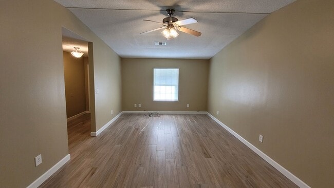 Building Photo - 2 bedroom 1 bath duplex available for rent!