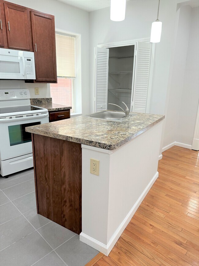 Large kitchen pantry - 4275 Russell Blvd