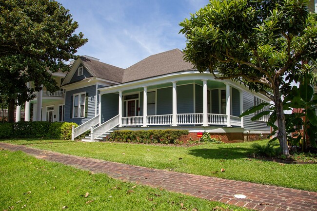 Building Photo - 2/2 Large house on Jackson st