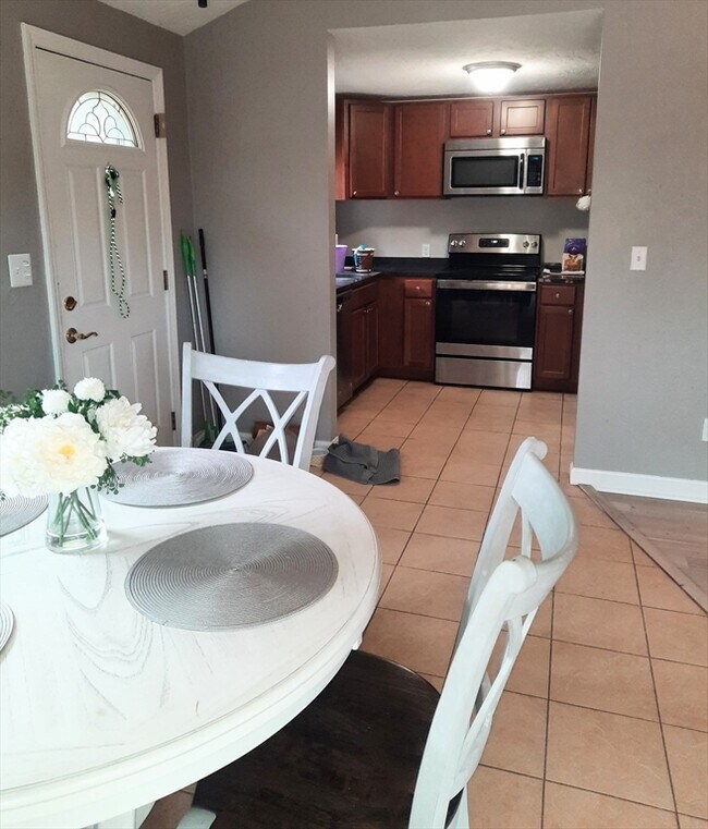 Foto del edificio - 633 Wareham Rd