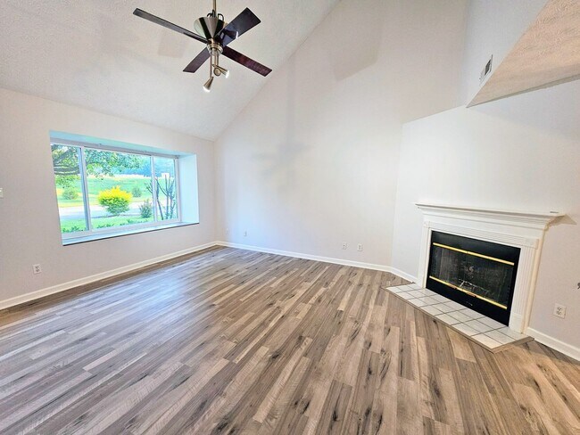 Building Photo - Knoxville 37923 - Short Term Lease Options...