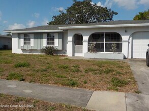 Building Photo - 636 Hampton Dr NE