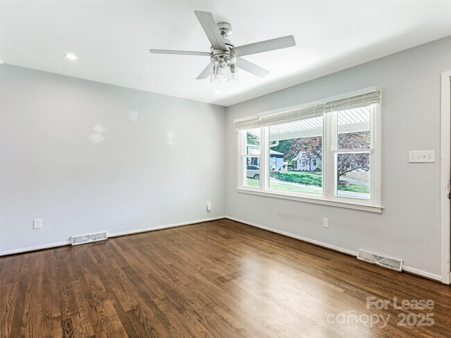 Foto del edificio - 3523 Clardy Ct