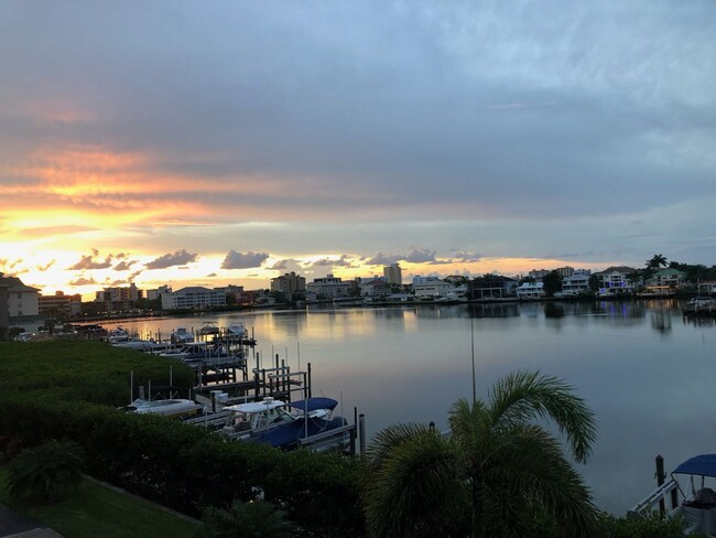 Foto del edificio - The Exclusive Regatta at Vanderbilt Beach:...